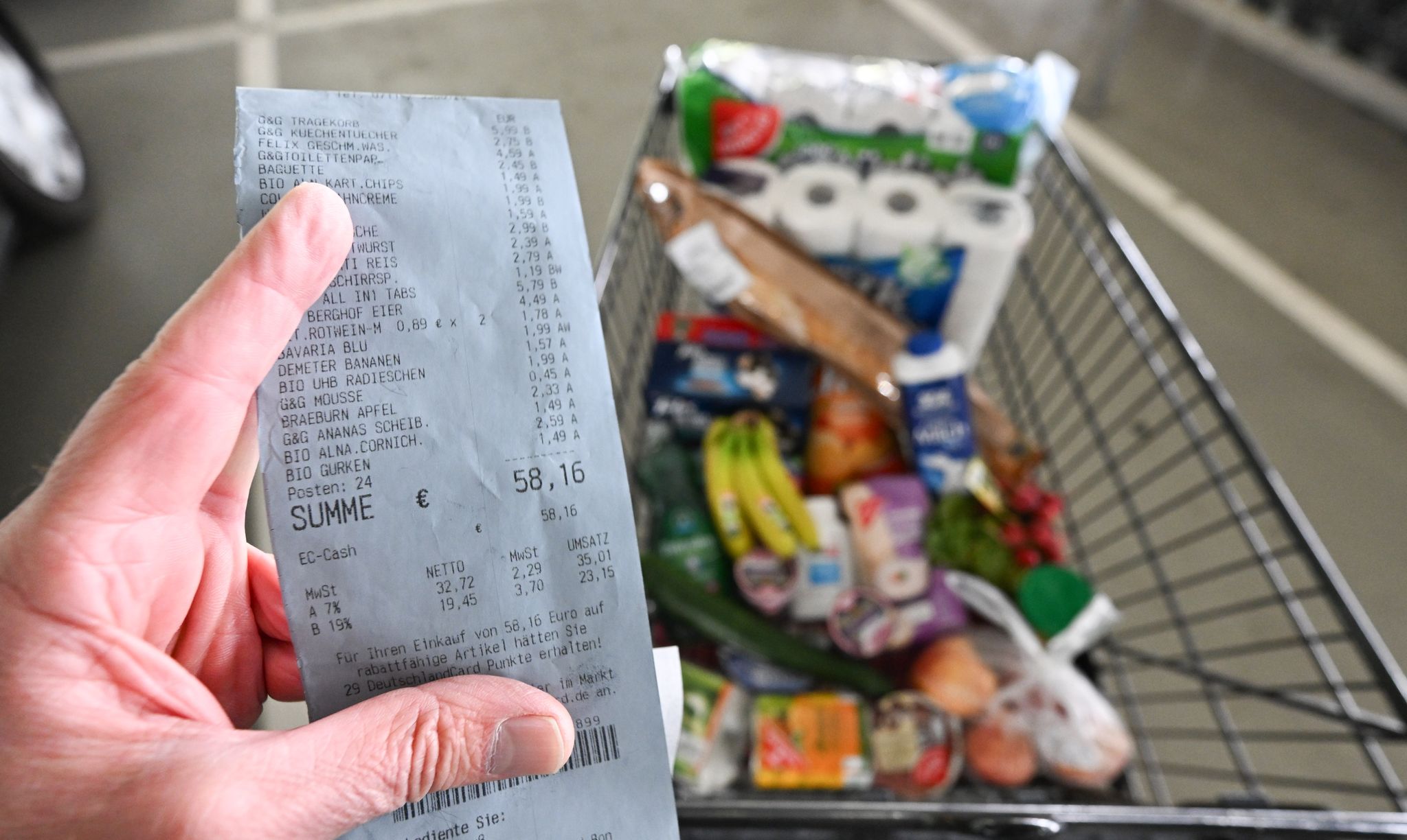 Höhere Teuerungsraten schwächen die Kaufkraft von Verbrauchern. Das bremst den privaten Konsum, der eine wichtige Stütze der Konjunktur in Deutschland ist.