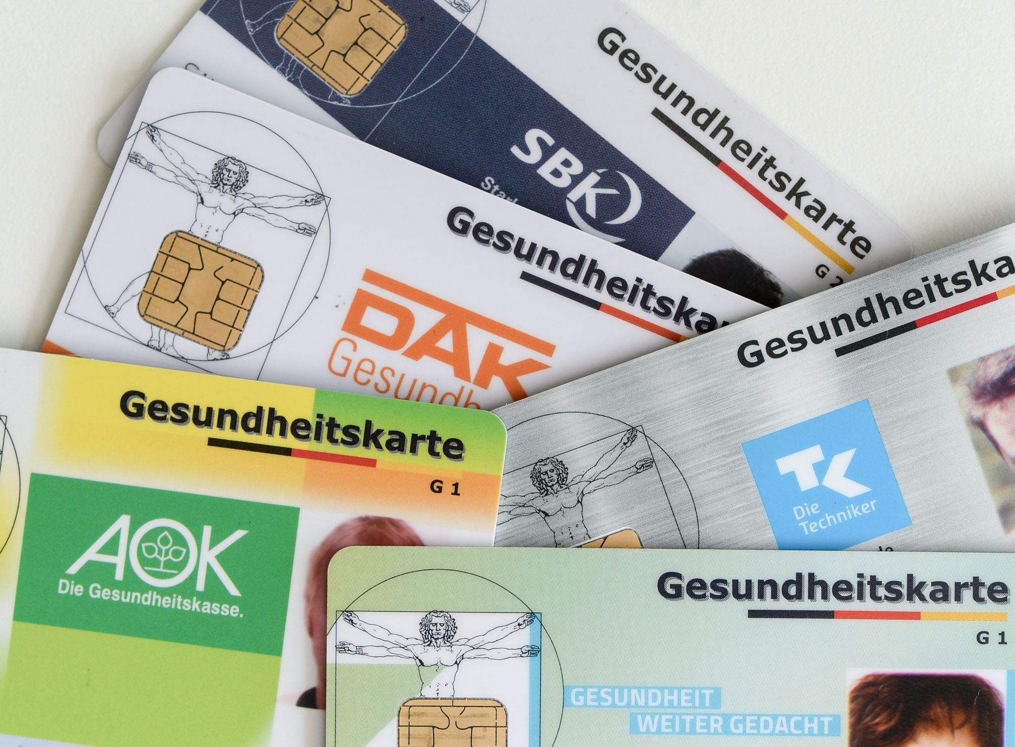 Steigen im kommenden Jahr die Beiträge für Krankenkassen? Die gesetzlichen Krankenversicherungen warnen angesichts steigender Milliardenausgaben (Symbolbild).