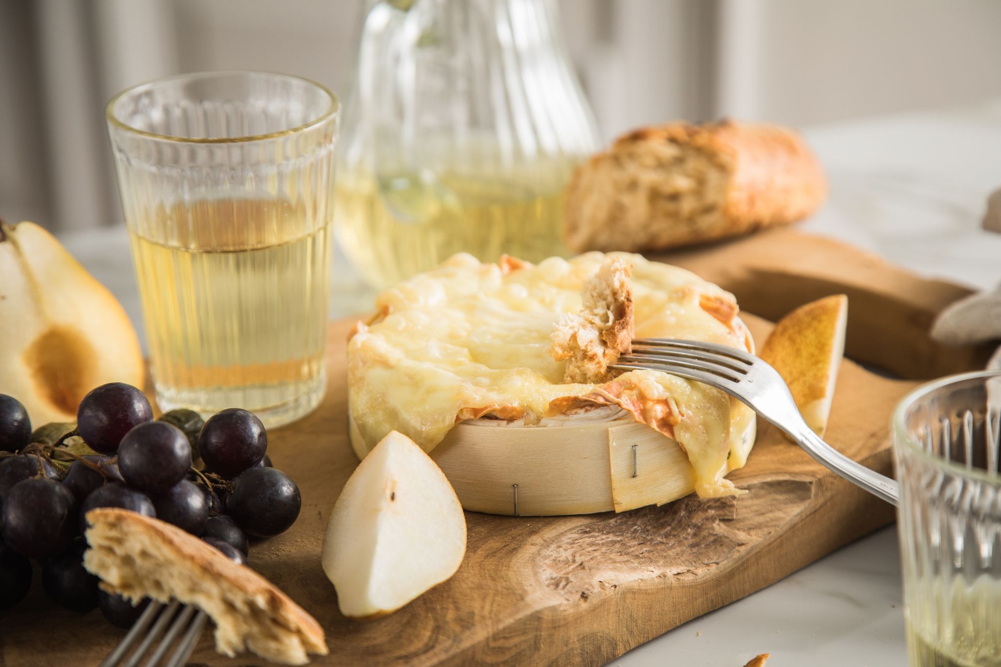 Warme Köstlichkeit aus der Backröhre: Ofenkäse wird gelöffelt oder man taucht Brot oder andere Speisen hinein. (zu dpa: «Lecker, aber voll fett: Ofenkäse ist nichts für jeden Tag»)
