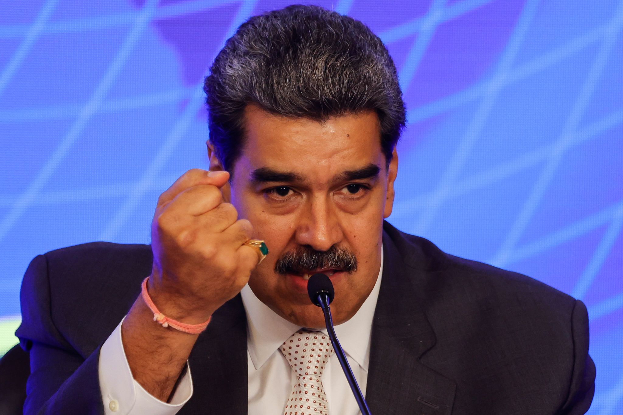 Maduro geht hart gegen Regierungsgegner vor und hat mehreren führenden Oppositionellen die politische Betätigung untersagen lassen.