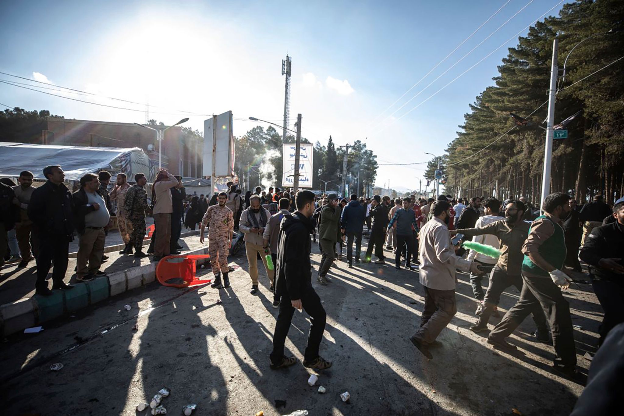 In der iranischen Stadt Kerman wurden iranischen Staatsmedien zufolge mehr als hundert Menschen durch Explosionen getötet. Sie pilgerten anlässlich des Todestags des Generals Ghassem Soleimani zu dessen Grab.