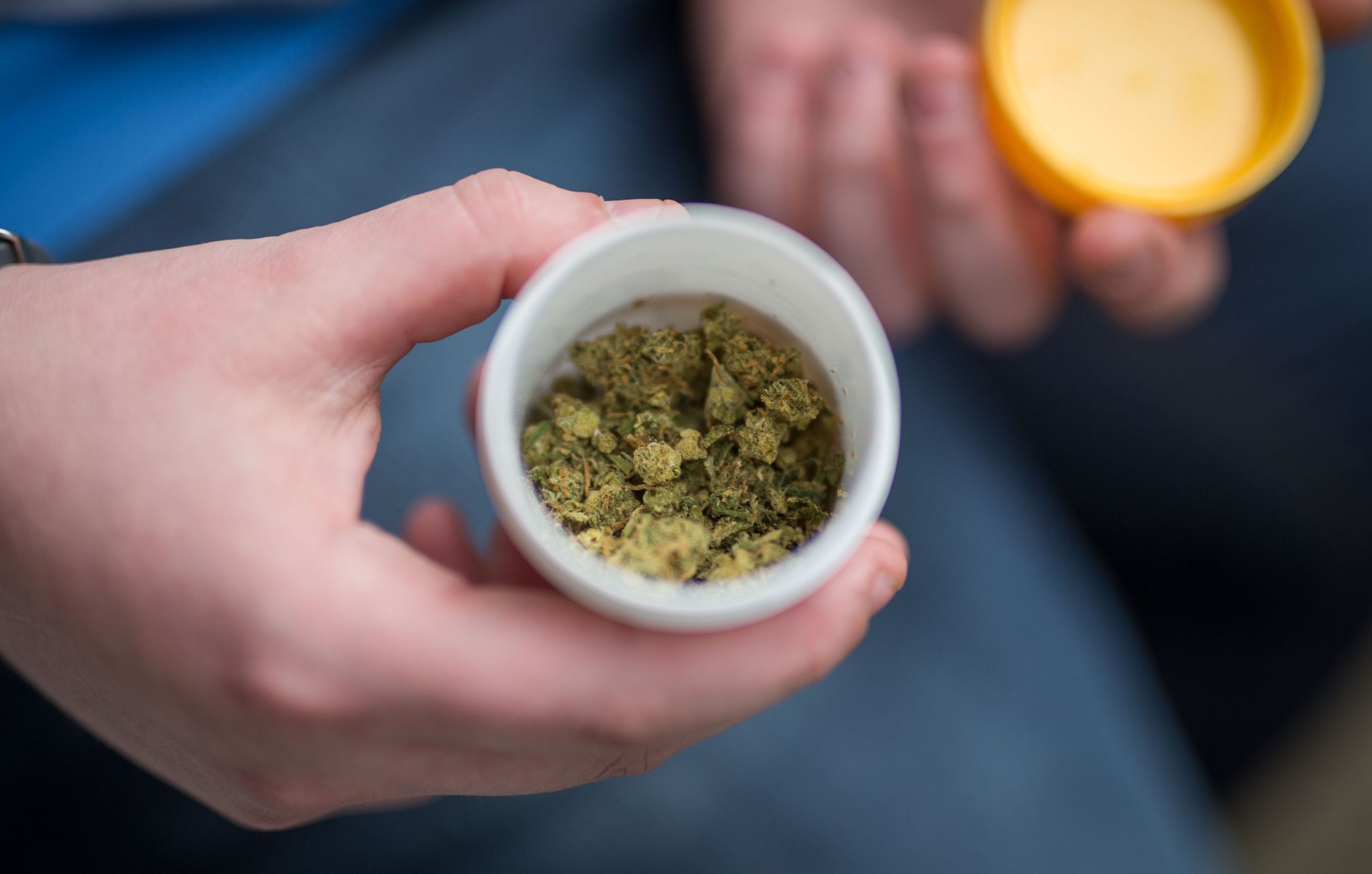 Auch wenn in Deutschland seit April medizinisches Cannabis kein Betäubungsmittel mehr ist - in vielen anderen Ländern gilt das nicht.