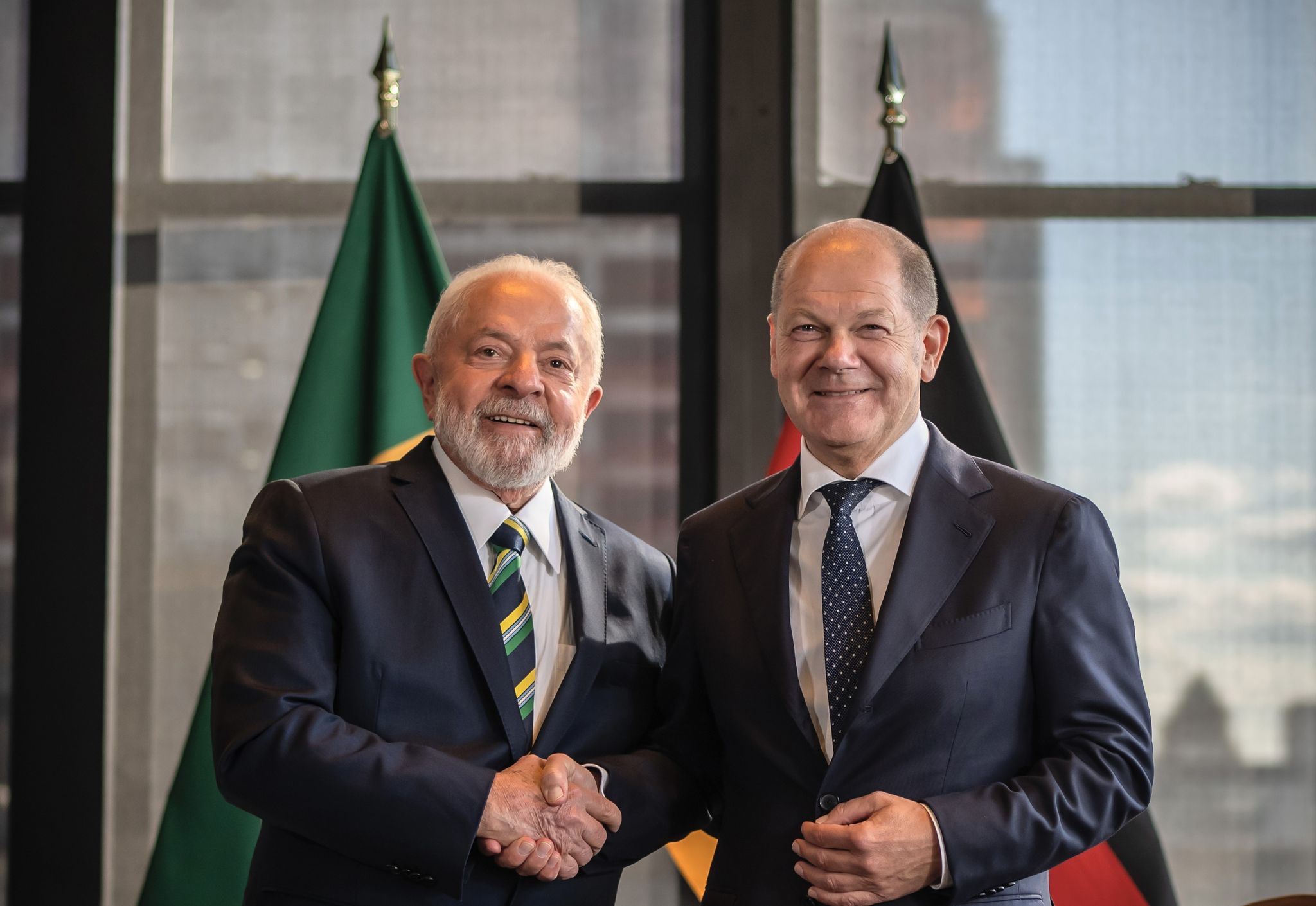 Brasiliens Präsident Luiz Inácio Lula da Silva (l) und Bundeskanzler Olaf Scholz kommen in Berlin zusammen.