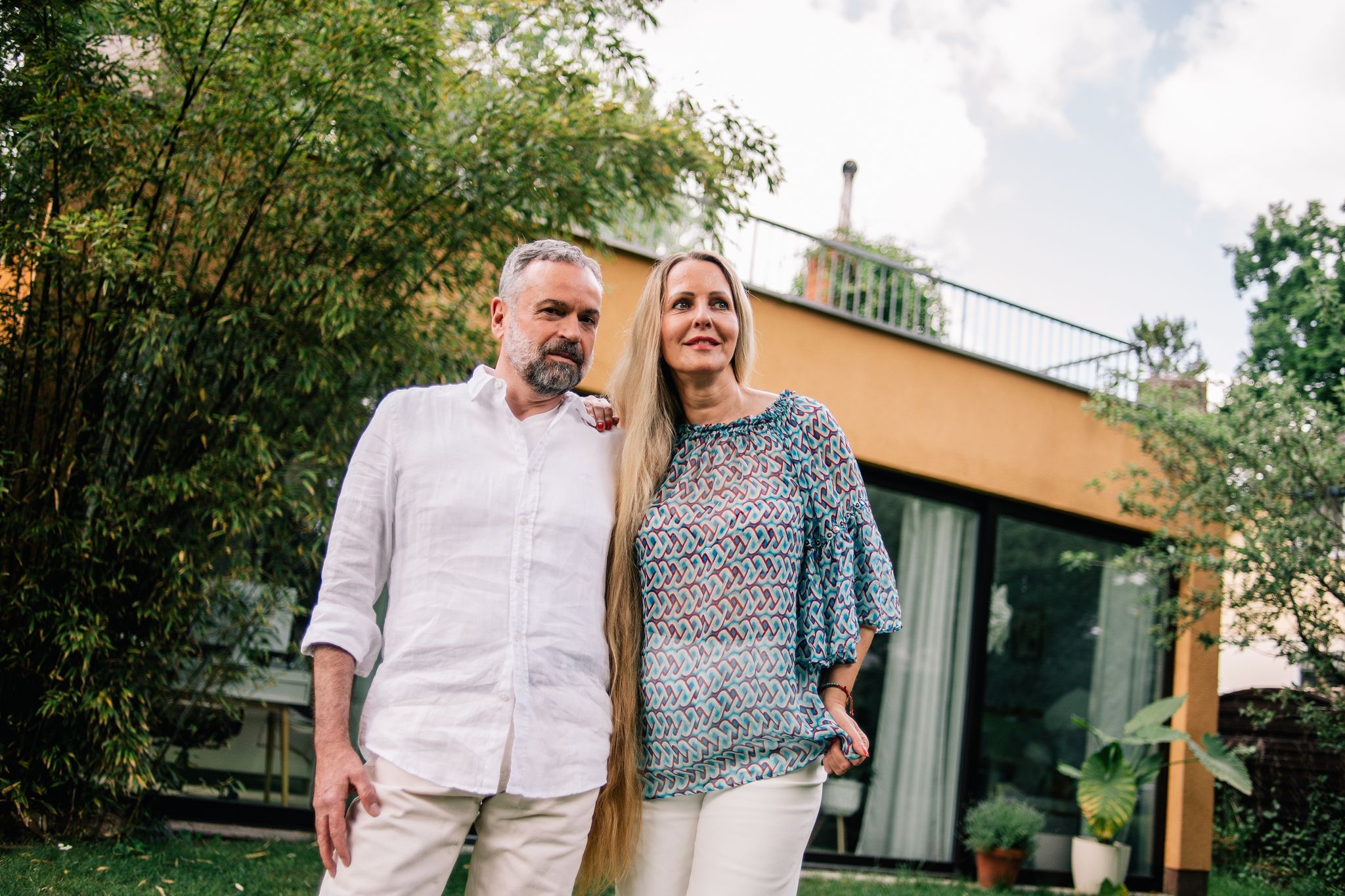 Nach dem Hausbau auf die Einkünfte beider Partner angewiesen? Dann kann unter Umständen eine Risikolebensversicherung sinnvoll sein.