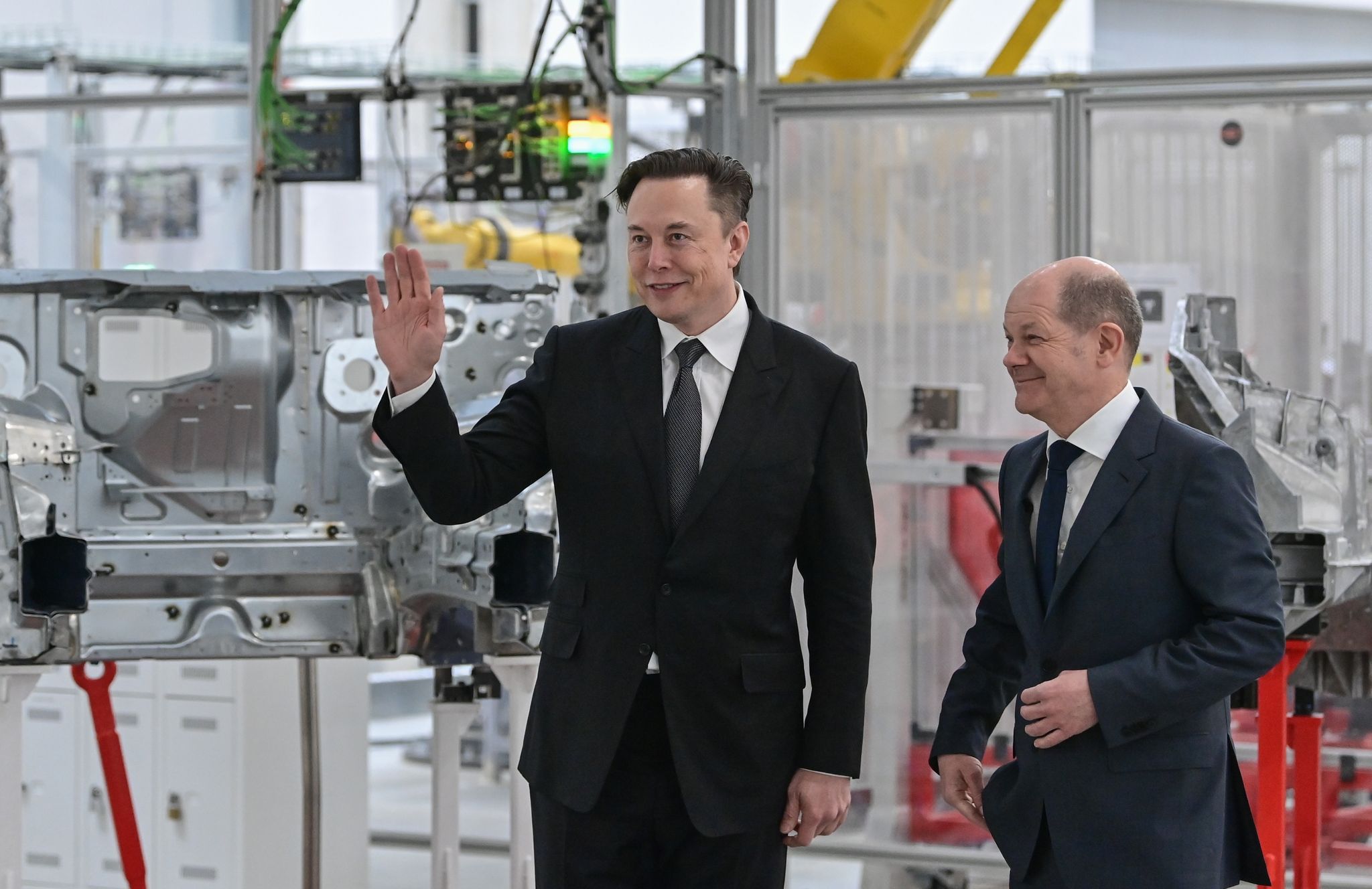 Kanzler Scholz (r) mit Tesla-Chef Elon Musk bei der Eröffnung der Tesla-Fabrik Berlin Brandenburg vor gut einem Jahr.