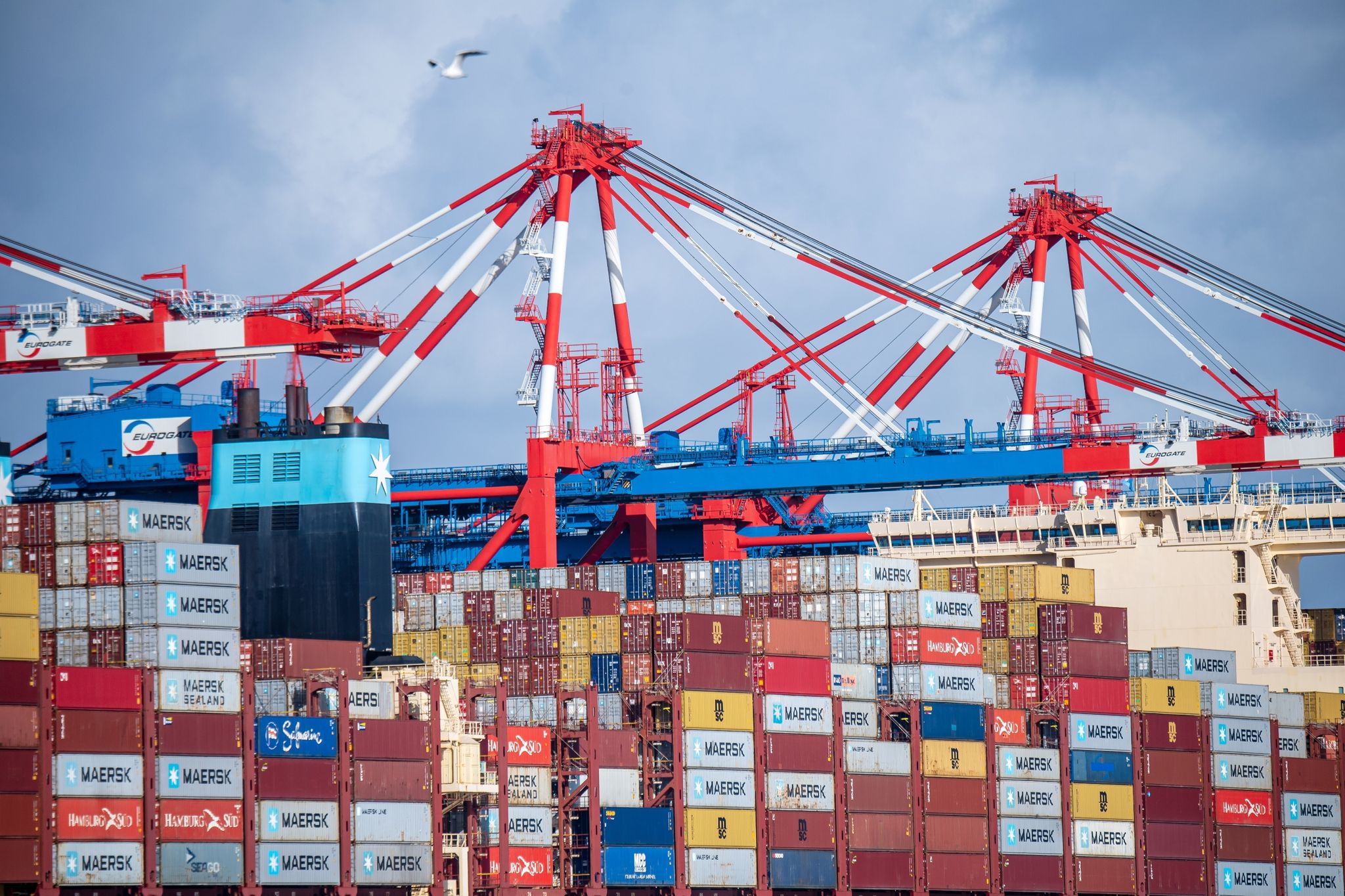 Containerschiffe am Tiefwasserhafen Jade-Weser-Port in Wilhemlshaven. Der Preisanstieg von nach Deutschland importierten Gütern hat sich erneut abgeschwächt.