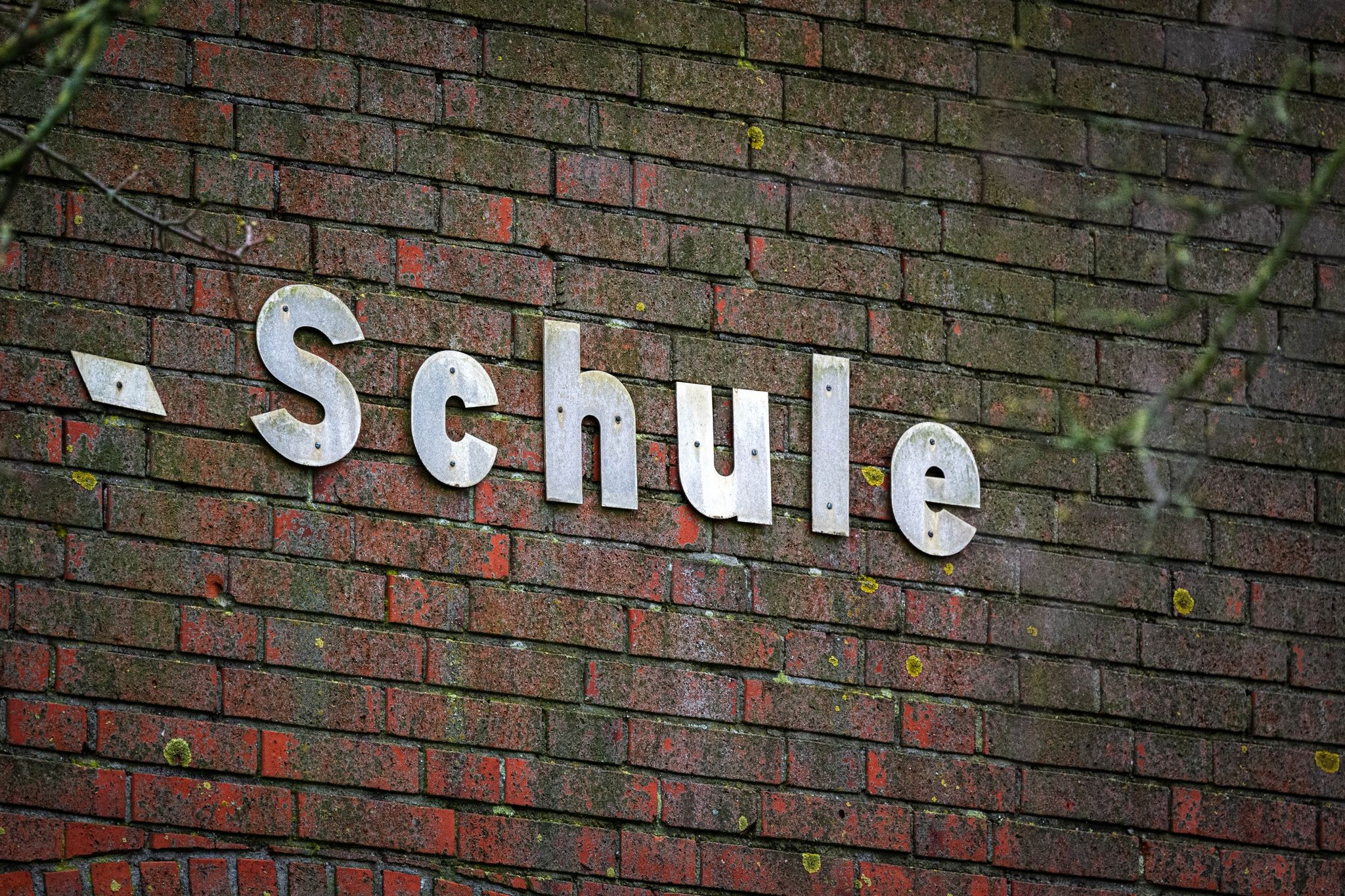 Beim Startchancen-Programm sollen Schulen «mit einem hohen Anteil sozial benachteiligter Schülerinnen und Schüler» gefördert werden, um den Kindern bessere Bildungschancen zu ermöglichen.