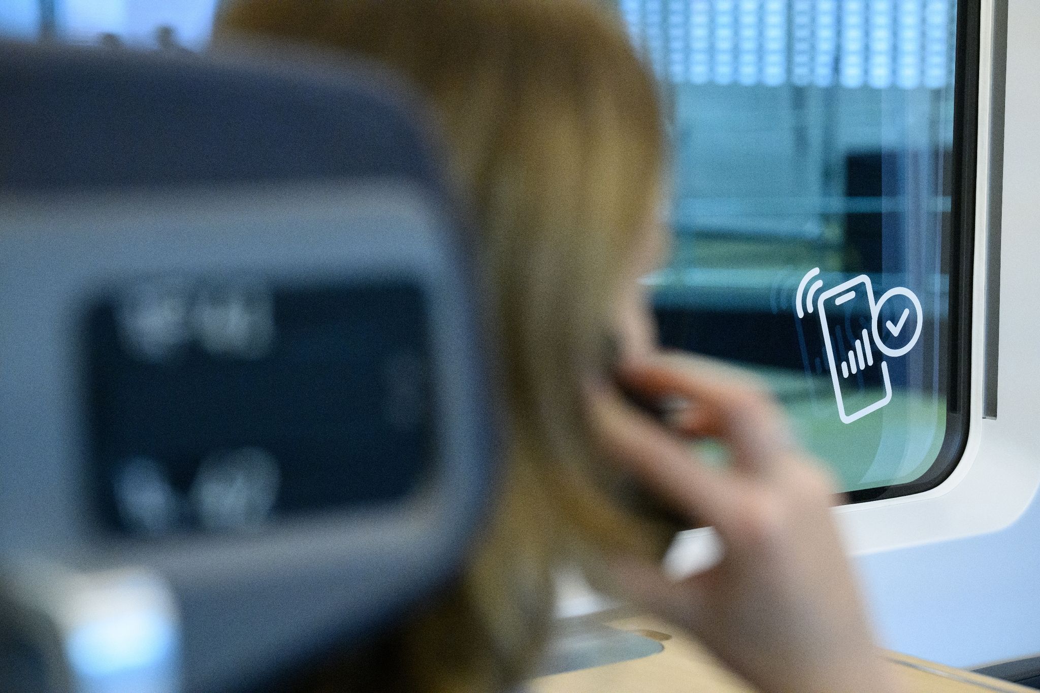 Eine Frau telefoniert in einem ICE: Das Handynetz an Deutschlands Bahnstrecken ist besser geworden.