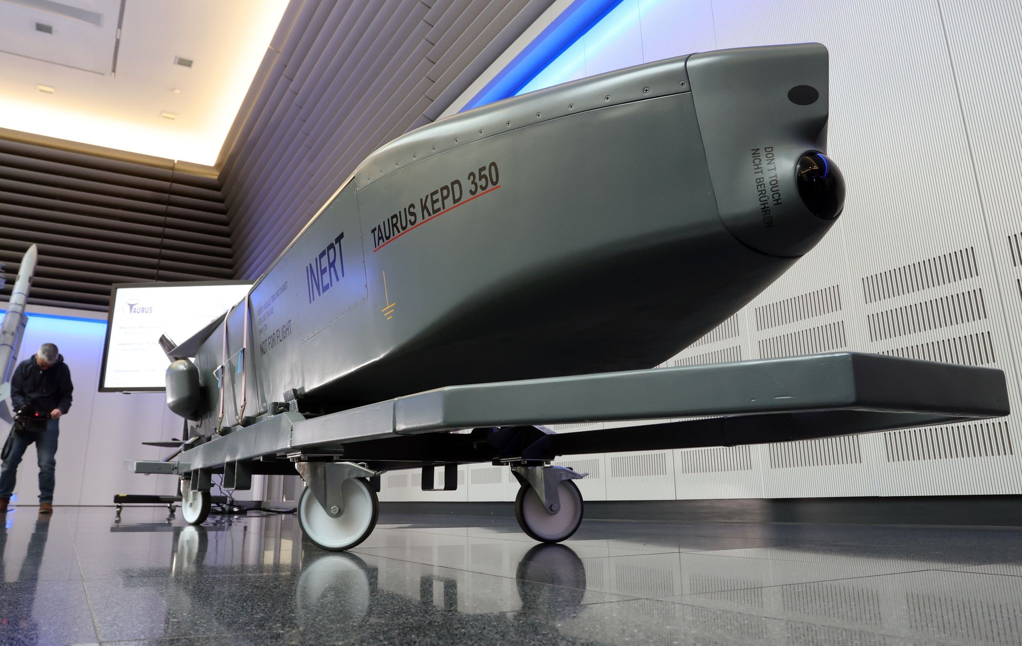 Ein Ausstellungsstück eines Taurus KEPD 350 Marschflugkörpers im Showroom des Rüstungsunternehmens MBDA.