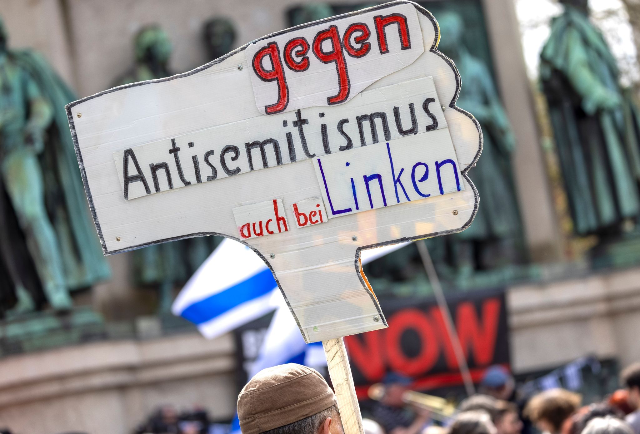 Ein Teilnehmer der Kundgebung «Allianz gegen Antisemitismus ruft zur Solidarität mit Israel auf». Die Zahl der antisemitisch motivierten Straftaten ist in den vergangenen Monaten enorm angestiegen.