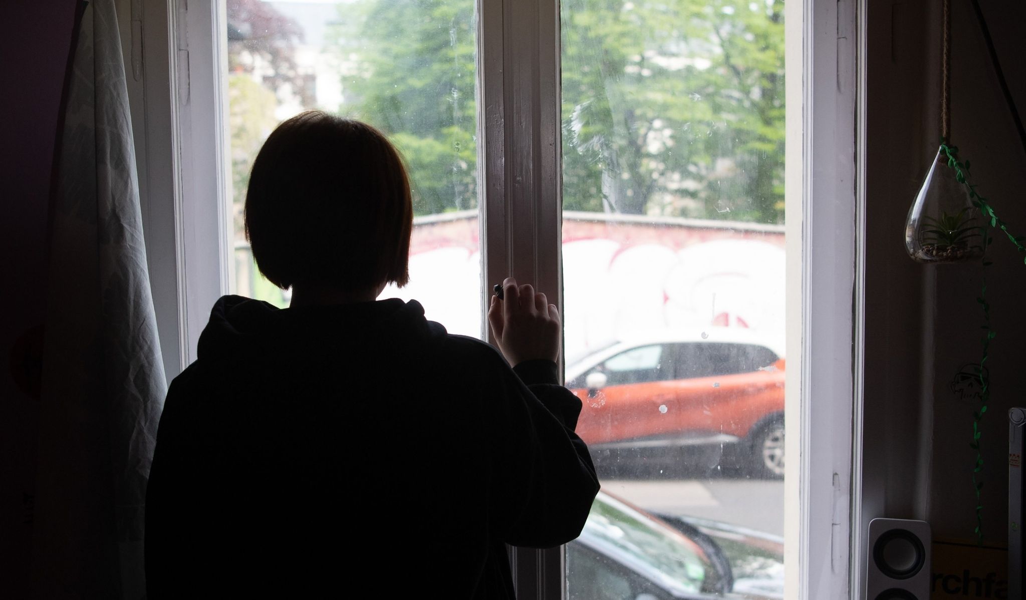 Deutlich mehr Mädchen als Jungen sind während der Corona-Pandemie psychisch erkrankt. Vor allem Essstörungen und Depressionen nahmen bei ihnen zu. Das ergab eine Studie.