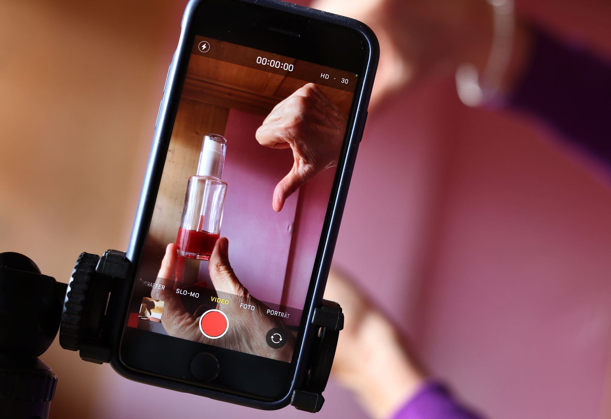 Produkttipps auf Instagram oder Tiktok sind oft bezahlte Werbung. «Deinfluencer» raten aktiv vom Kauf ab, wenn sie nicht von der Qualität überzeugt sind.