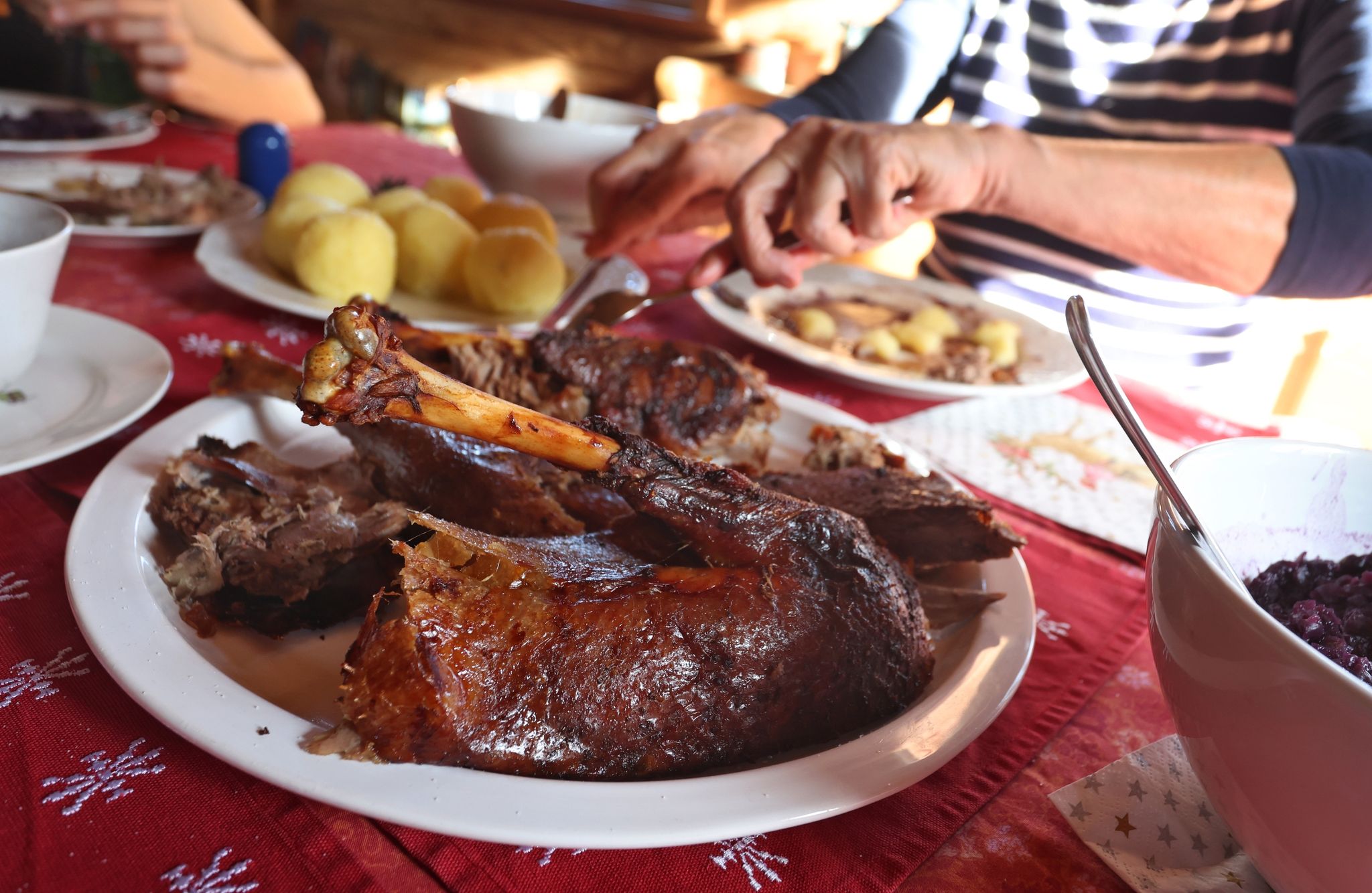 Eine knusprige Weihnachtsgans gehört für viele auf den Festtagstisch - am besten, wenn sie ohne schnelle Mast von nur 10 Wochen gemästet wurde, sondern sechs Monate Zeit auf einer Weide verbracht hatte.