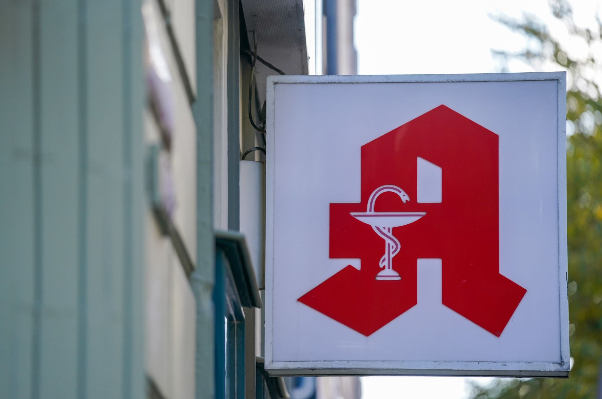 Die Zahl der Apotheken in Deutschland sinkt weiter und ist jetzt unter die Marke von 17.000 gefallen.