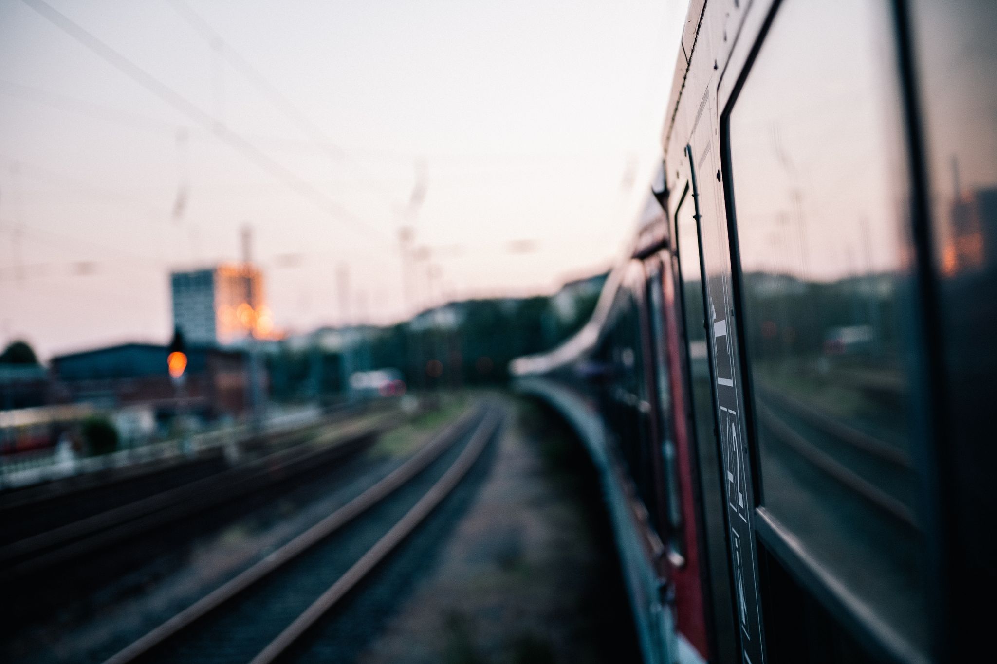 Mit dem Zug ins nächste Land: Bei der Buchung von Fernzugtickets ausländischer Bahngesellschaften zusammen mit der Deutschen Bahn gelten oft unterschiedliche Nutzungsbedingungen.